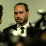 Carlos diz que Bolsonaro ‘voltará mais forte do que nunca’ em 2026