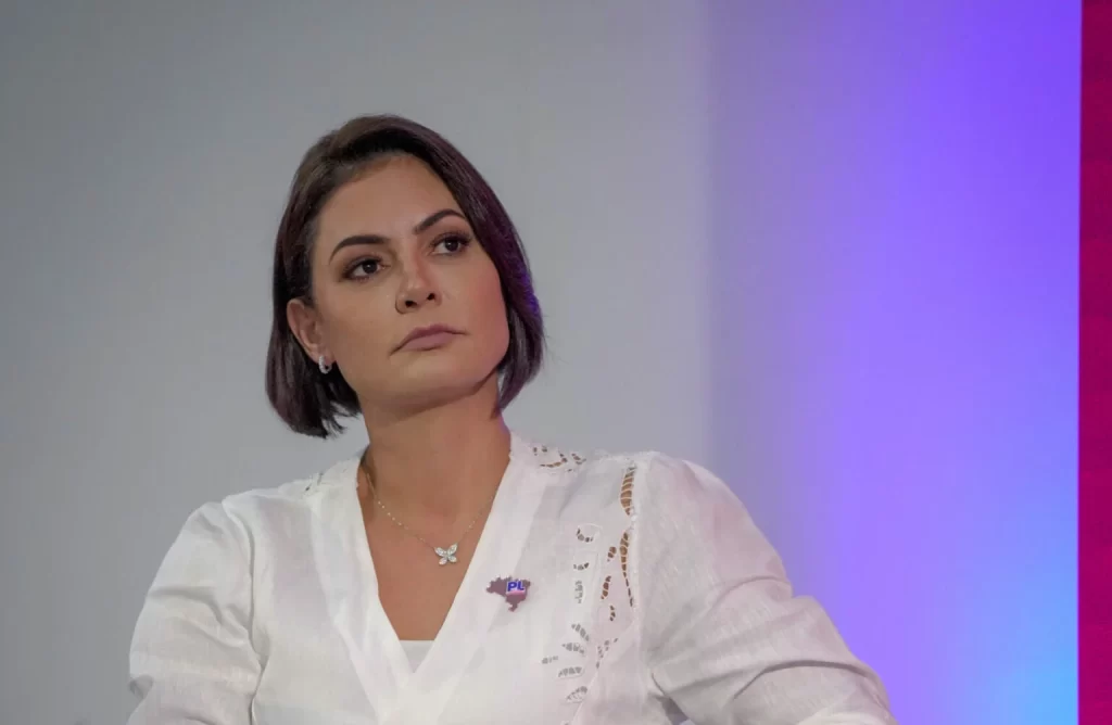 Michelle afirma que Judiciário legisla e impõe medo em famílias