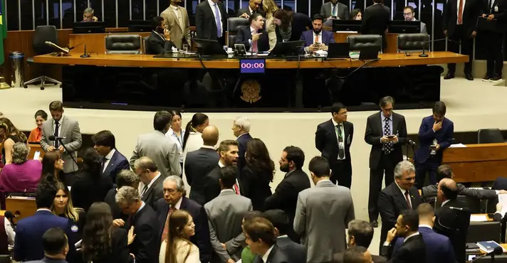 Câmara aprova ampliação da licença-paternidade para 20 dias