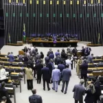 Depois de aprovar texto-base, Câmara vota destaques do ‘PL da Globo’