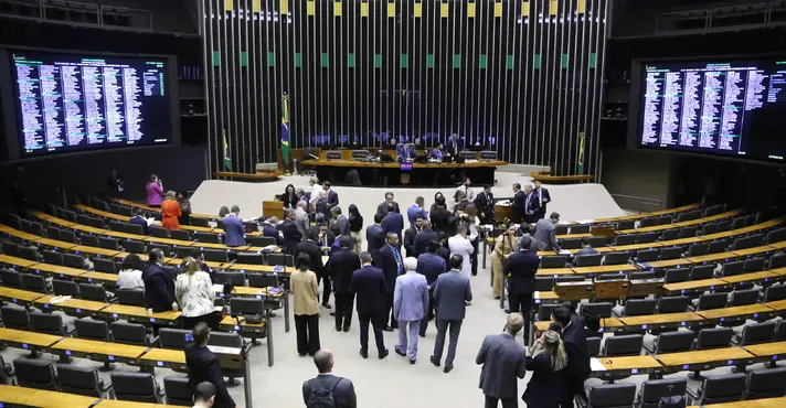 Depois de aprovar texto-base, Câmara vota destaques do ‘PL da Globo’