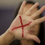 Mais de 70% das agressões contra mulheres têm testemunhas, diz estudo