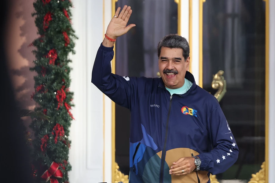 Nicolás Maduro aparece e afasta boato de que teria deixado país