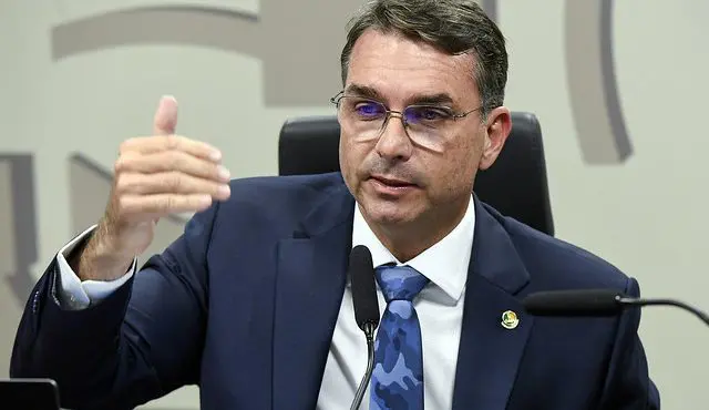 Flávio Bolsonaro agenda reunião com lideranças da direita e do centrão