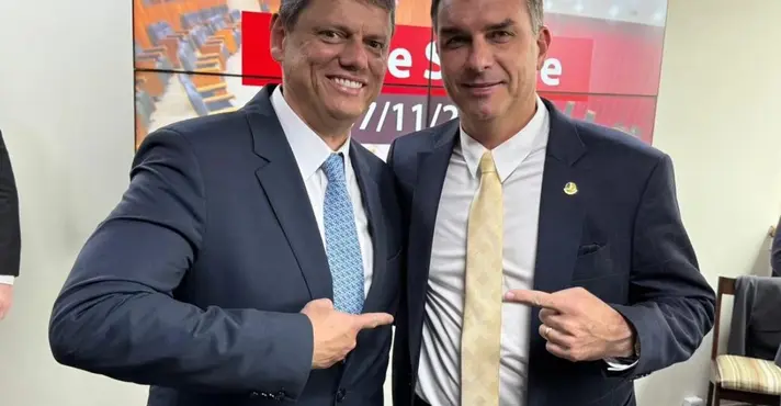 Tarcísio se manifesta sobre candidatura de Flávio Bolsonaro