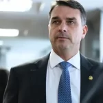 Flávio fala sobre estado de saúde de Bolsonaro e faz apelo a Moraes para aprovar cirurgia