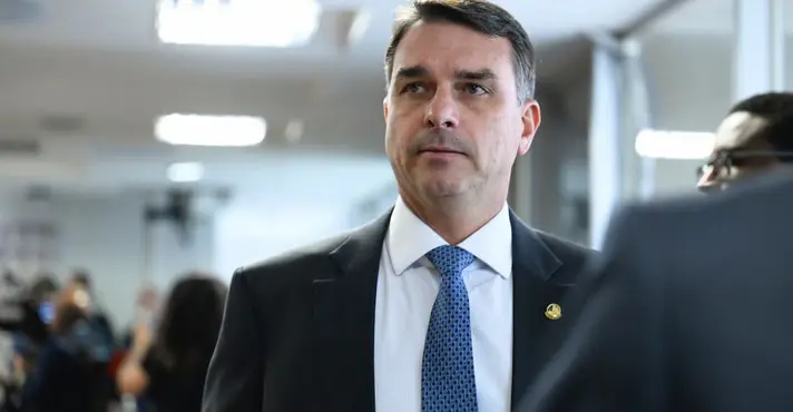 Flávio Bolsonaro aciona o TCU contra filho de Lula