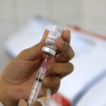 Ministro da Saúde assina contrato para compra de vacina contra dengue