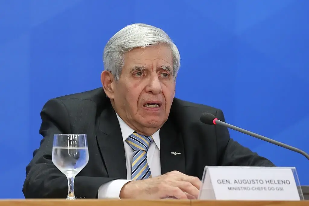 Moraes concede prisão domiciliar humanitária a Heleno