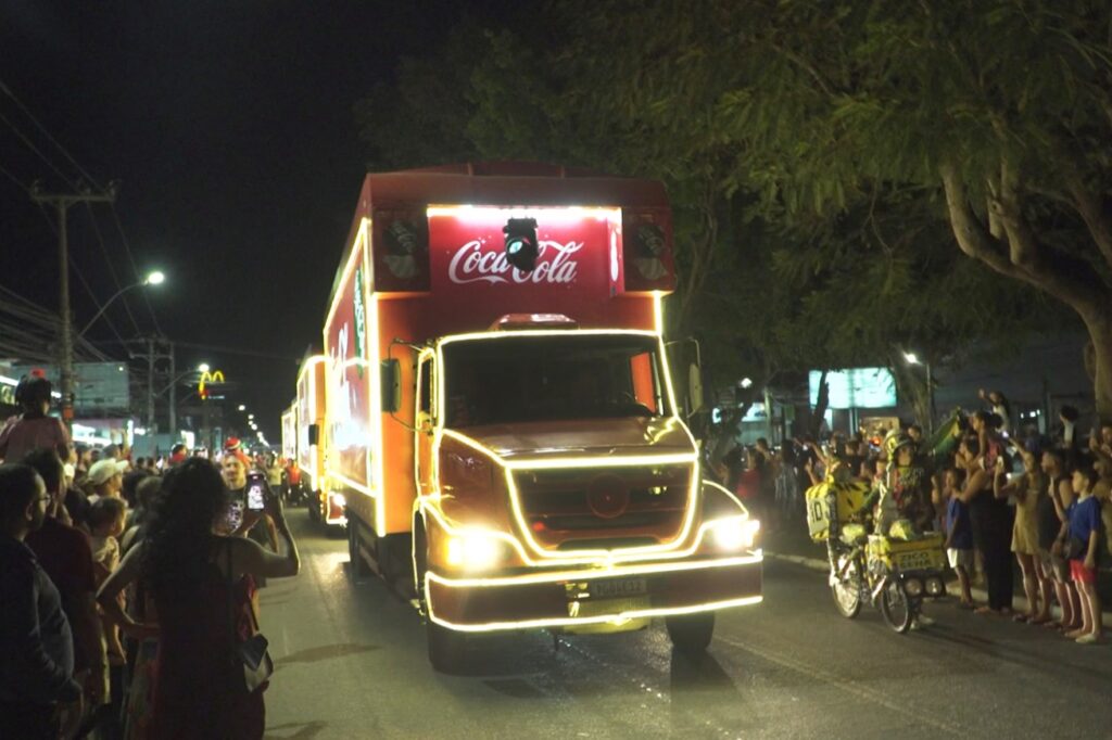 Caravana da Coca-Cola encanta feirenses de todas as idades