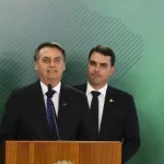 8% acham que Bolsonaro deveria apoiar Flávio e 22% Michelle