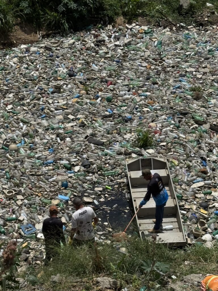 Mutirão de limpeza retira toneladas de lixo do riacho na região do Conjunto Feira X