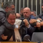 Glauber Braga é retirado à força da Mesa após chegada da polícia