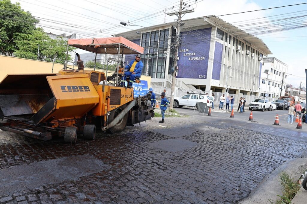 Prefeitura de Feira inicia pavimentação asfáltica de mais quatro ruas da Brasília