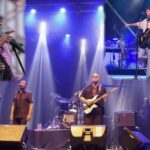Renato e Seus Blue Caps abrem noite de shows com Sandra de Sá e Jorge Vercillo no Natal Encantado nesta 5ª