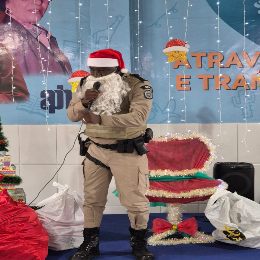 Soldado Noel inicia maratona de visitas e entrega 140 presentes em creches públicas de Feira de Santana