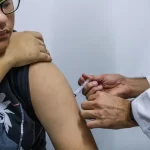 Jovens de 15 a 19 anos podem se vacinar contra HPV até junho de 2026