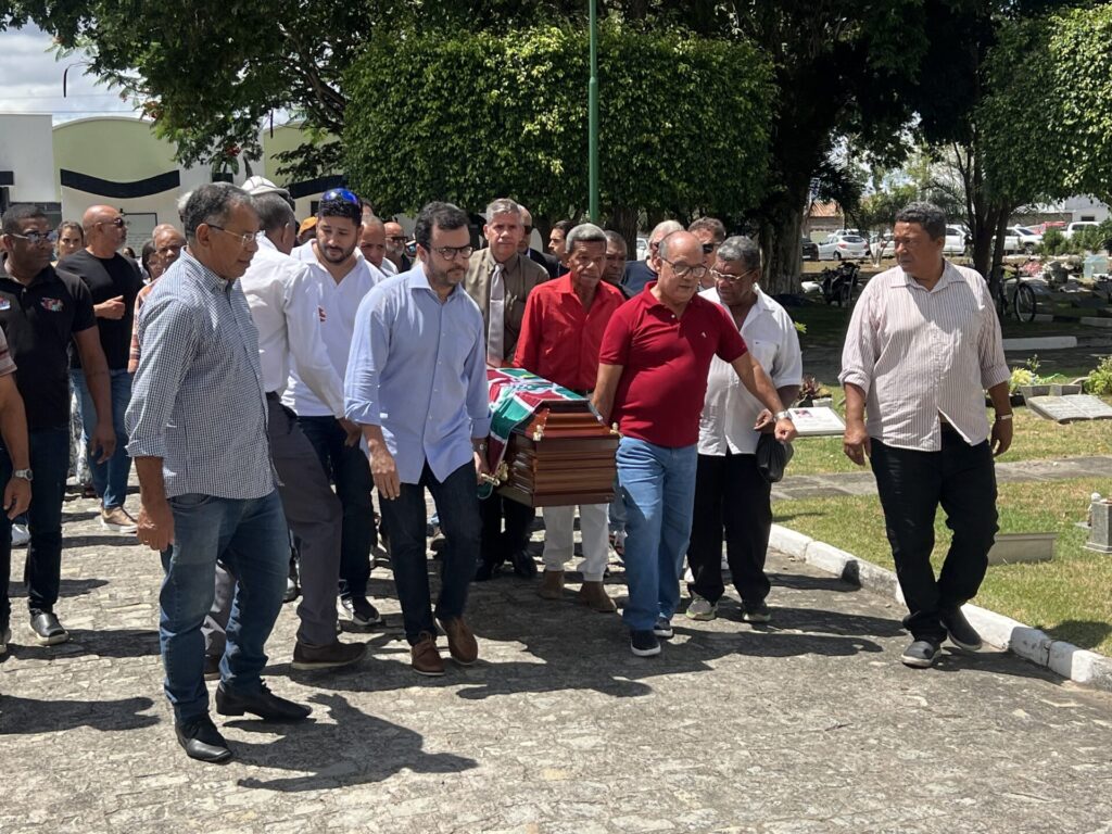 Familiares, amigos e colegas se despedem de Itajay