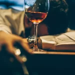 Psiquiatra aponta sinais de que o consumo de álcool passou do limite