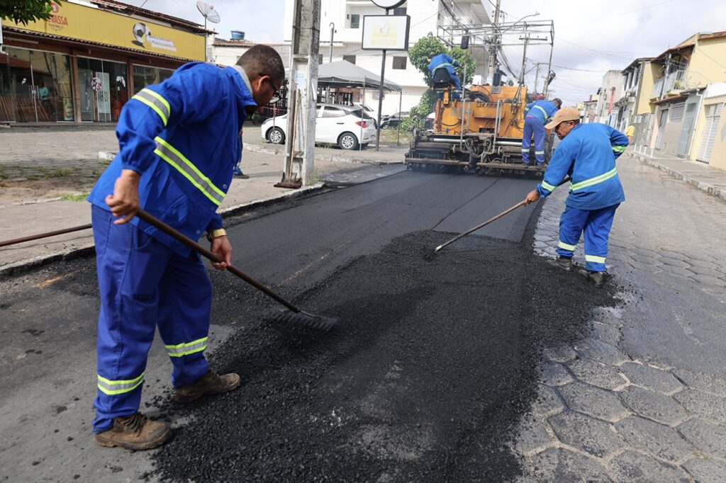 Conjunto Feira VI recebe pavimentação asfáltica em toda extensão da rua A