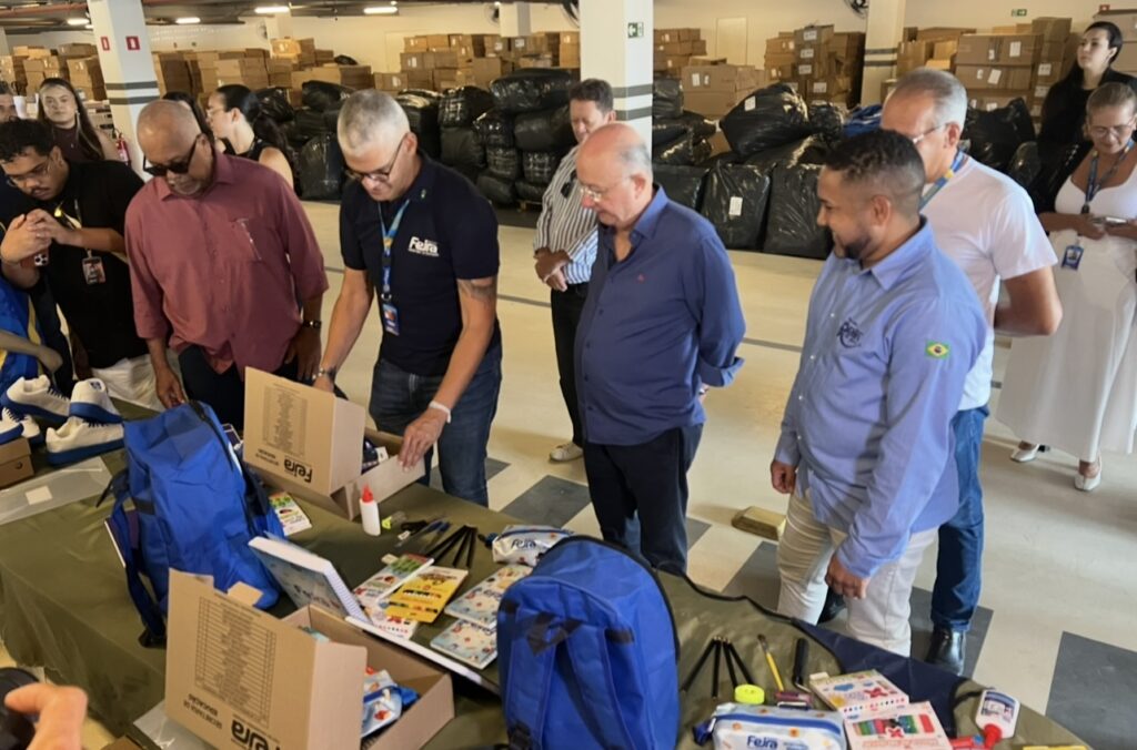 Estudantes da rede municipal de Feira iniciam ano letivo com fardamento e material escolar