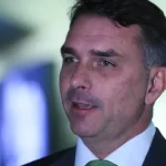 Flávio critica Moraes por negar prisão domiciliar a Bolsonaro