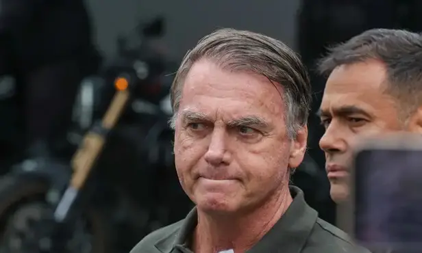 Advogados pedem a Moraes que Nikolas, Sanderson e senadores visitem Bolsonaro