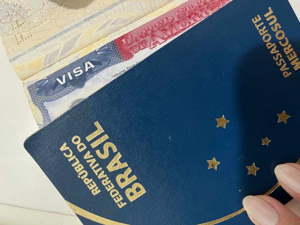 EUA suspendem vistos para brasileiros e outros 74 países
