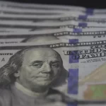 Dólar cai para R$ 5,40 após invasão à Venezuela