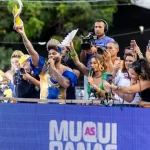 Tony Salles comemora prêmios de Melhor Música e Coreografia com “mergulho” na multidão no Campo Grande
