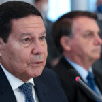 General Mourão reage ao risco de Bolsonaro perder patente militar