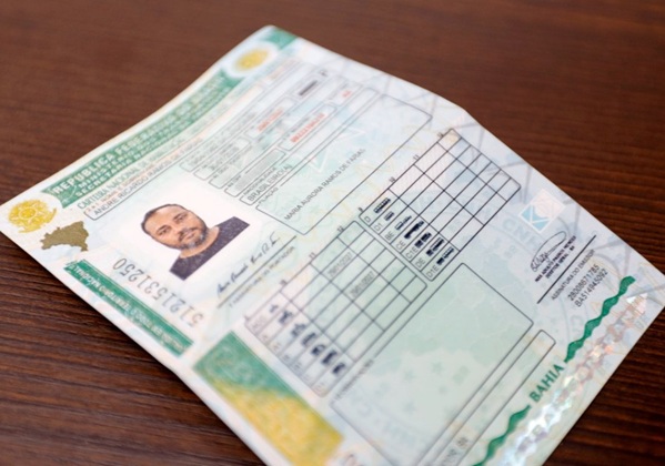 Bahia emite primeira CNH do novo programa de habilitação nacional