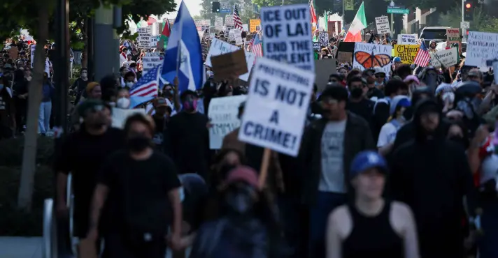 Bilionários de esquerda bancam protestos anti-ICE nos EUA