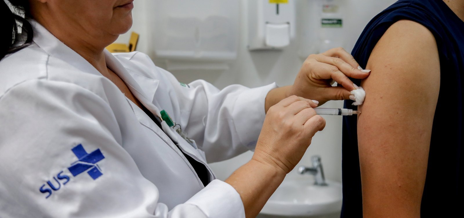 Vacina brasileira contra a dengue começa a ser distribuída na Bahia