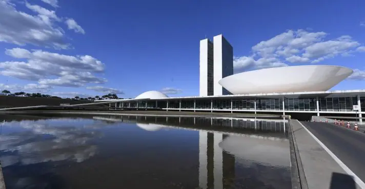 Sete projetos buscam sustar aumento de imposto sobre importados