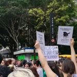 Centenas de pessoas em São Paulo pedem justiça pelo cão Orelha