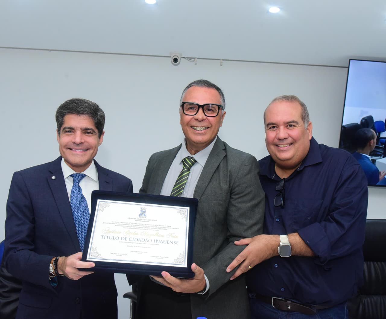 ACM Neto recebe título de cidadão de Ipiaú durante agenda política no interior da Bahia
