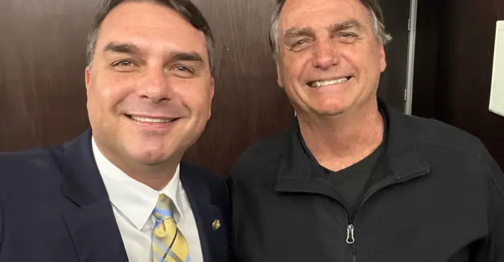 Bolsonaro inclui Flávio entre advogados que o defendem no STF