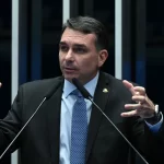 Flávio diz que ausência de Lula na posse de Kast “é irrelevante”