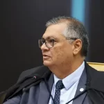Moraes autoriza busca e apreensão contra jornalista que noticiou uso de carro oficial por família de Dino