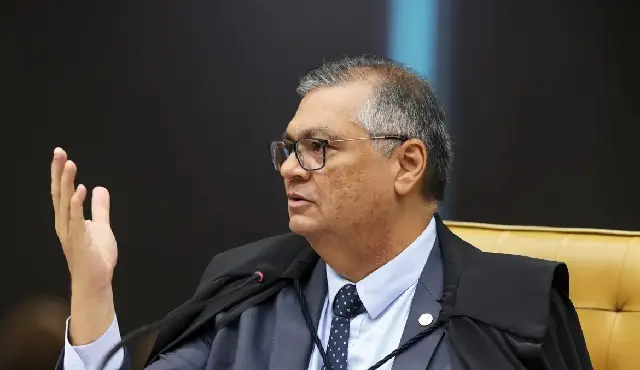Moraes autoriza busca e apreensão contra jornalista que noticiou uso de carro oficial por família de Dino