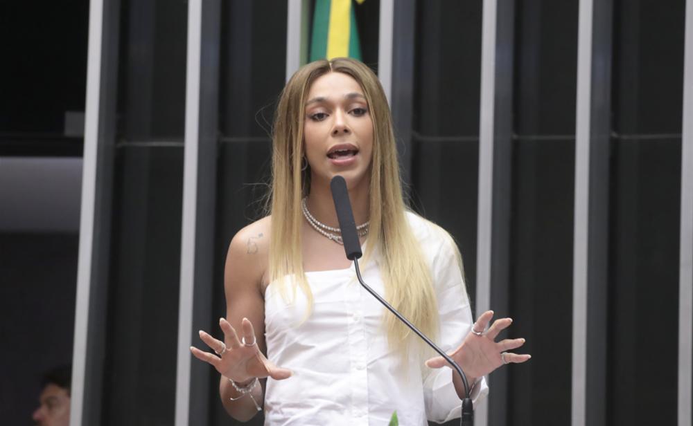 Erika Hilton elogia posição do SBT após declaração de Ratinho