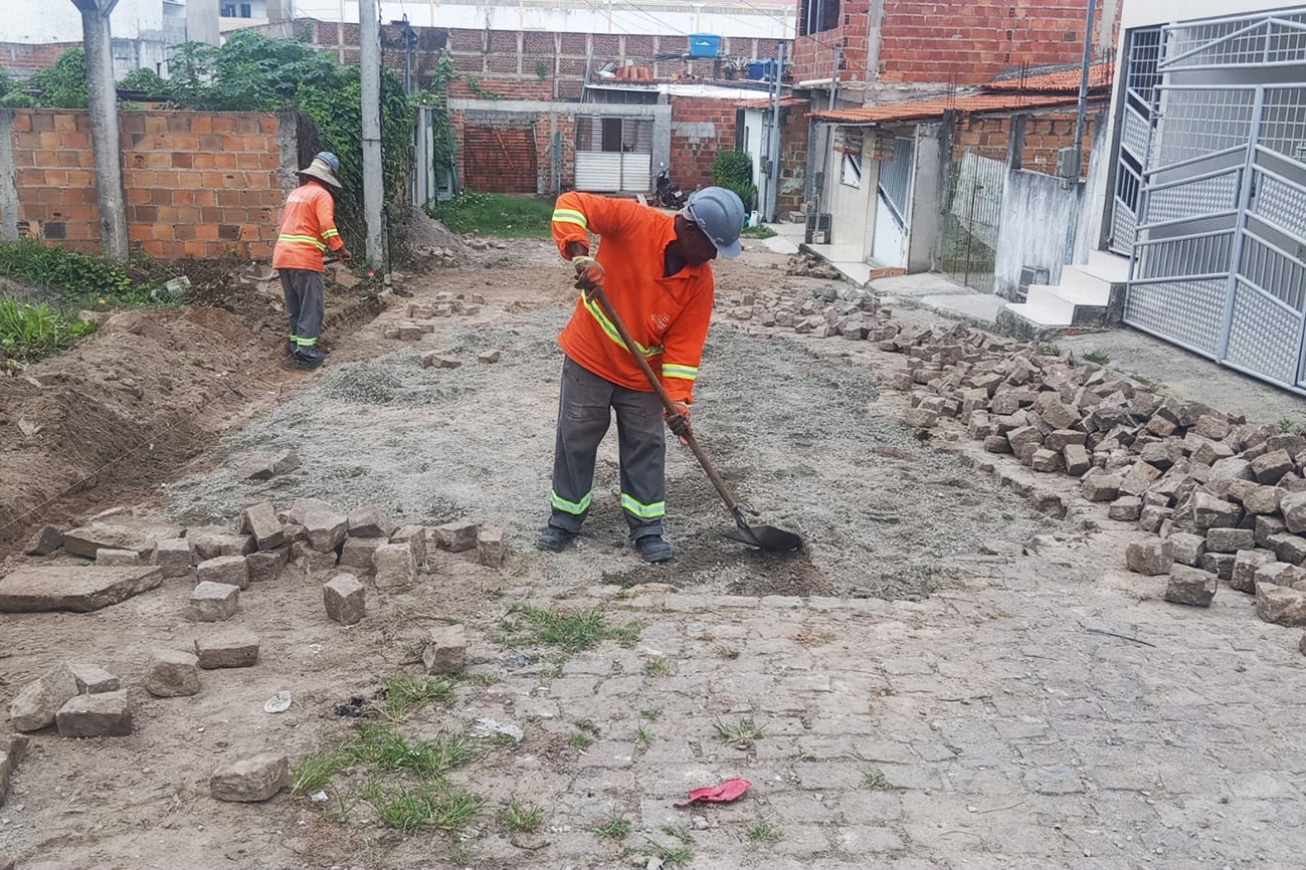 Prefeitura de Feira mobiliza quatro equipes para recuperar pavimentação de ruas e avenidas