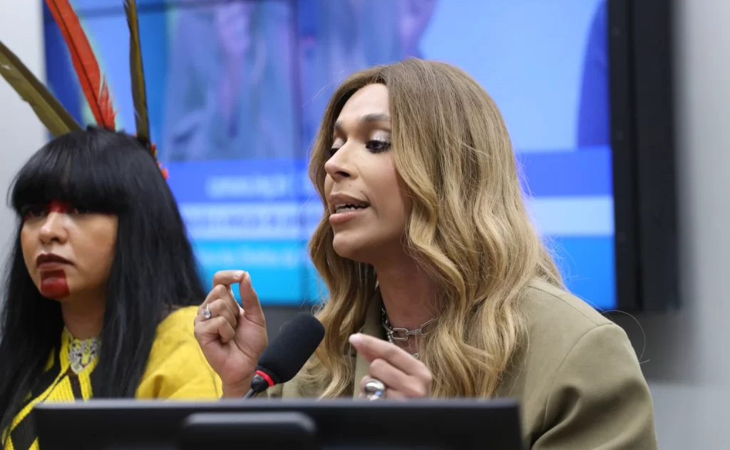 Abaixo-assinado contra Erika Hilton chega a 120 mil adesões