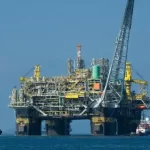 Petróleo chega a quase US$ 105 com tensão no Estreito de Ormuz