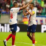 Bahia vence Bragantino na Fonte Nova e cola na liderança do Brasileirão