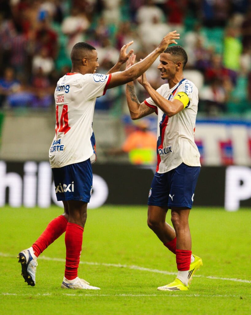Bahia vence Bragantino na Fonte Nova e cola na liderança do Brasileirão