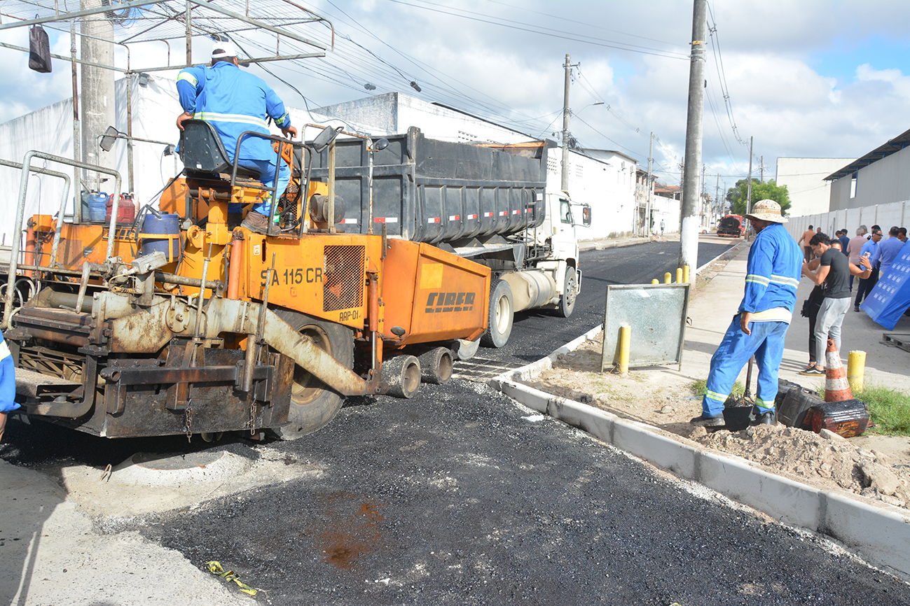 Prefeitura pavimenta duas ruas para melhorar fluxo de veículos na região do 35º BI