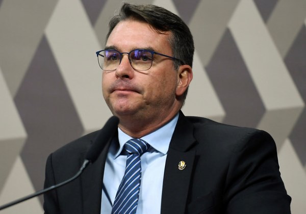 Flávio Bolsonaro inicia agenda no Nordeste com foco em pré-campanha