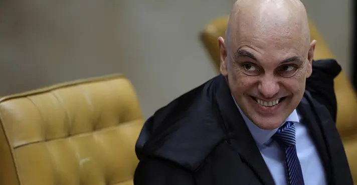 Depois de fala de Eduardo, Moraes dá 24 h à defesa de Bolsonaro para se explicar